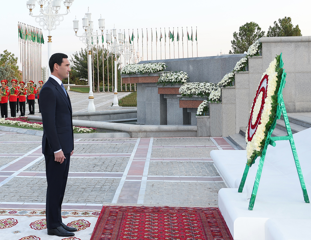 The President of Turkmenistan Took Part in the Flower-laying Ceremony at the Independence Monument